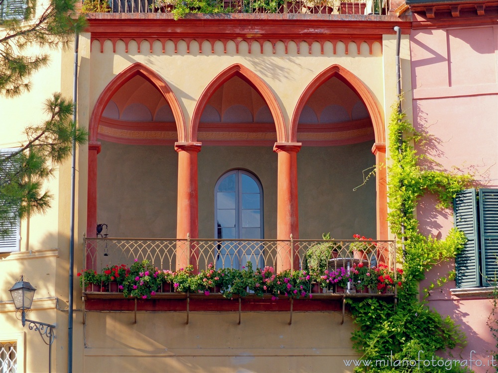 Santarcangelo di Romagna (Rimini) - Loggia fiorita nel centro del paese